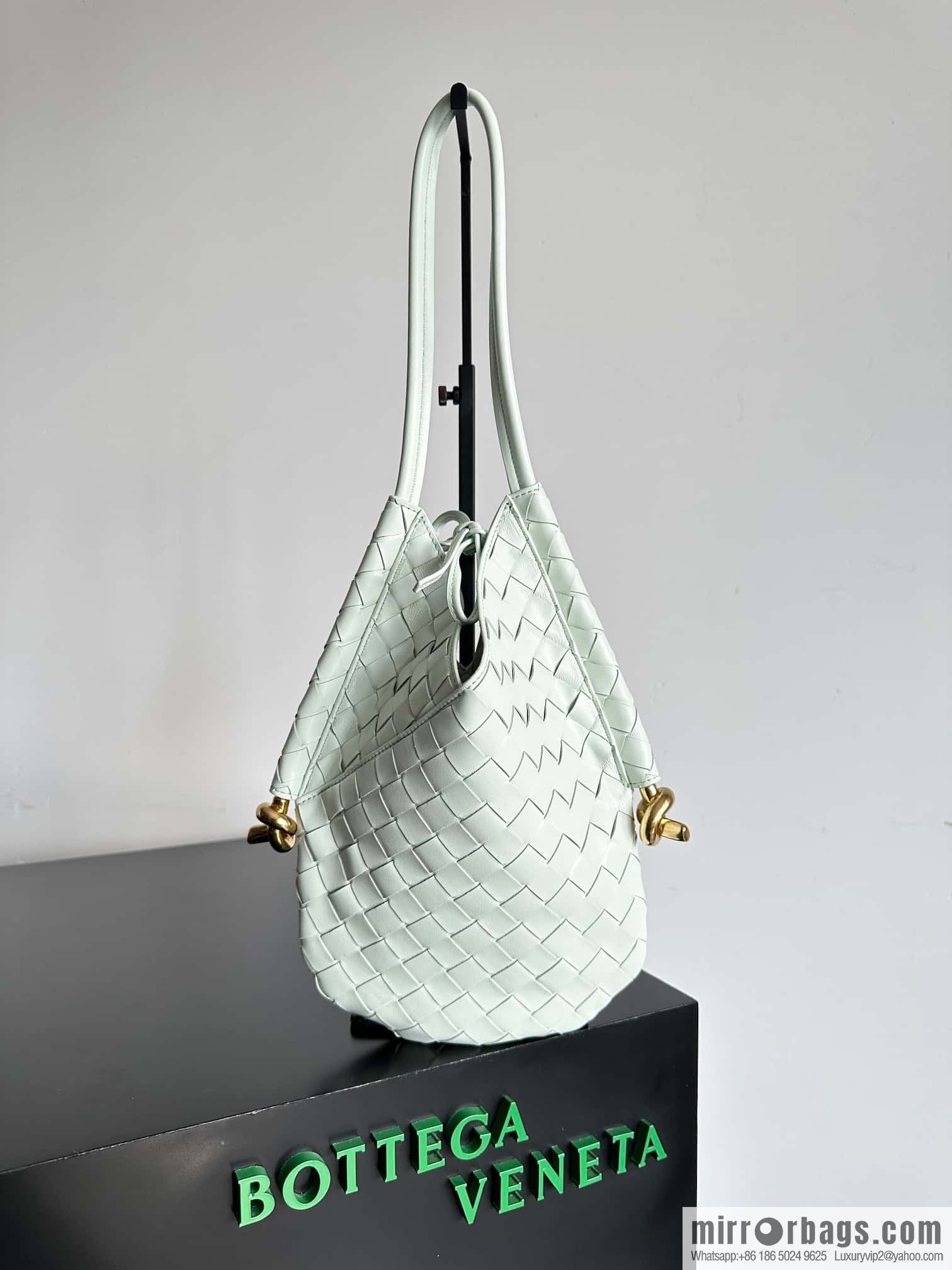 Bottega Veneta, Yang Mi's latest bag type of the same Solstice Shoulder Ba, model number: 740898 small ice blue.