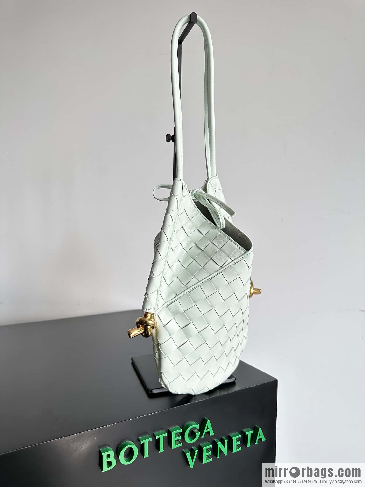 Bottega Veneta, Yang Mi's latest bag type of the same Solstice Shoulder Ba, model number: 740898 small ice blue.