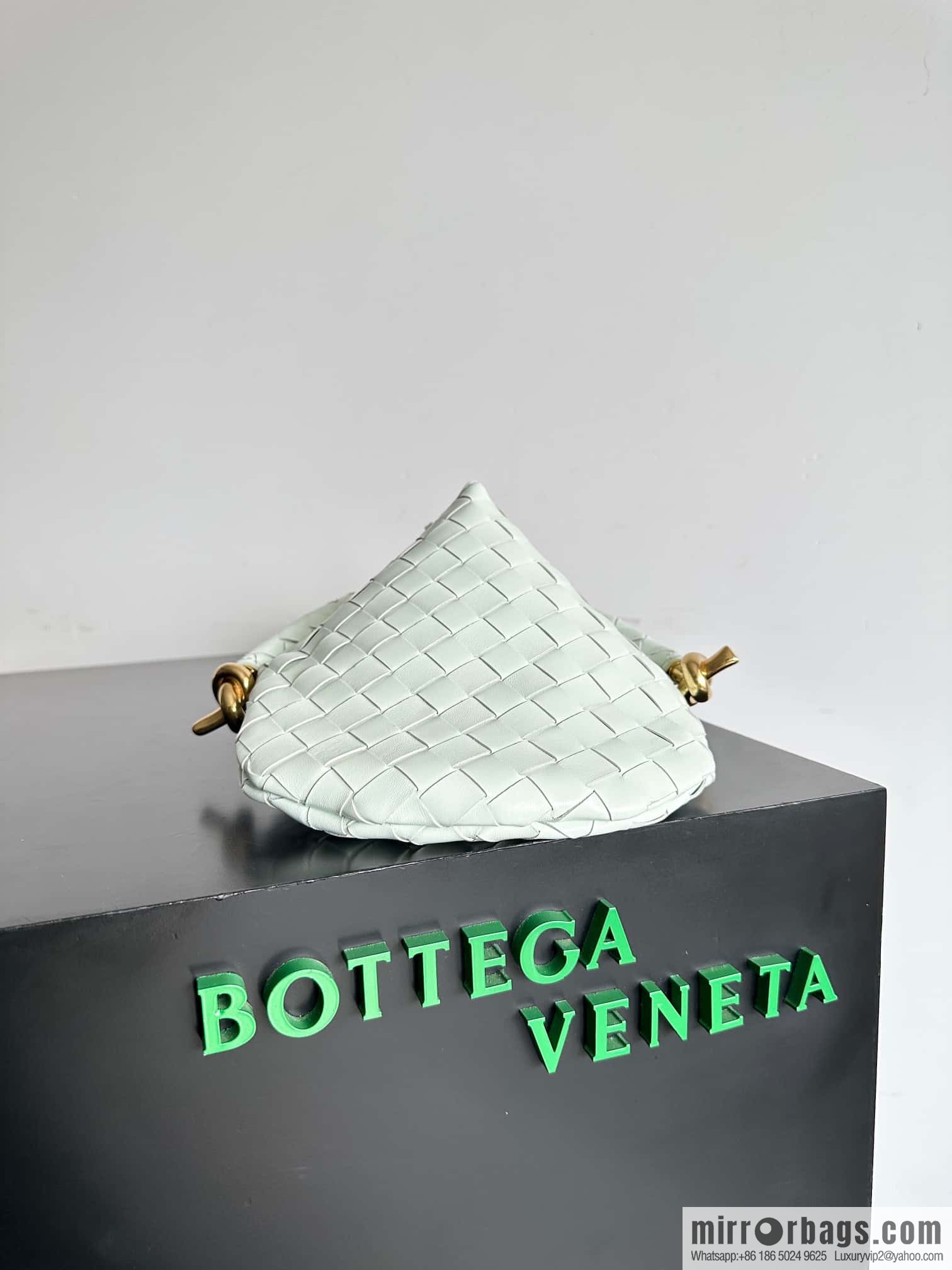 Bottega Veneta, Yang Mi's latest bag type of the same Solstice Shoulder Ba, model number: 740898 small ice blue.