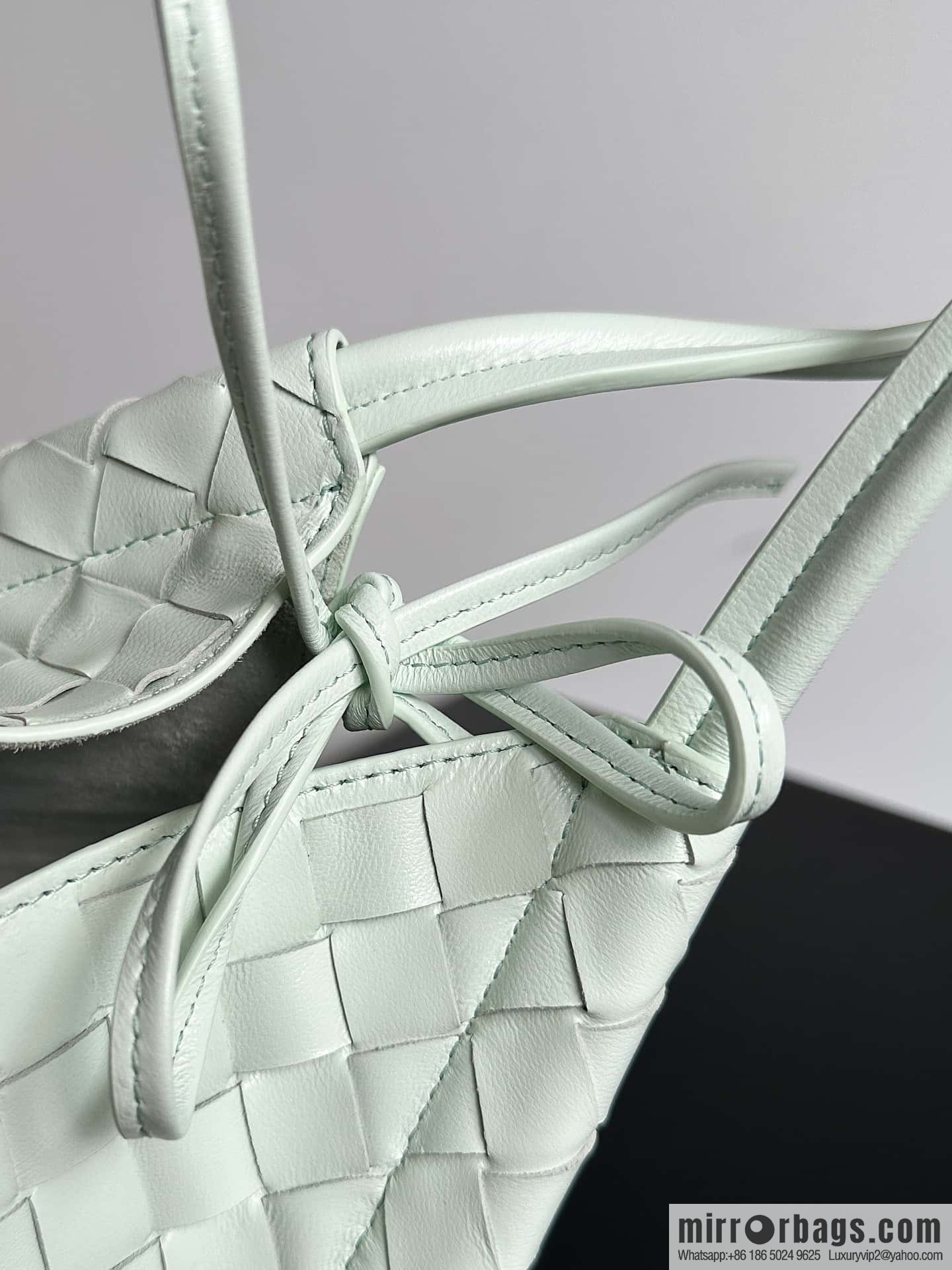 Bottega Veneta, Yang Mi's latest bag type of the same Solstice Shoulder Ba, model number: 740898 small ice blue.