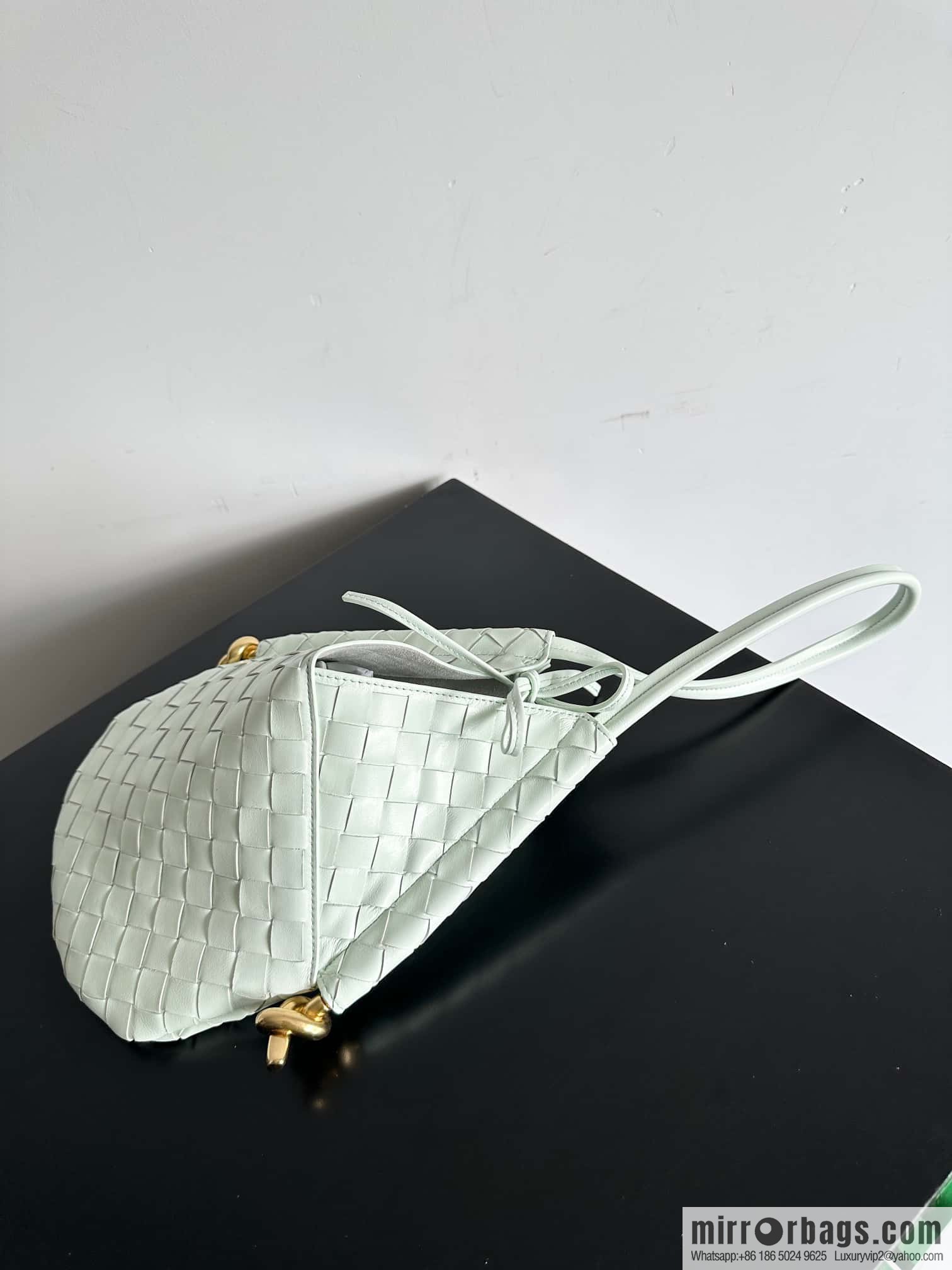 Bottega Veneta, Yang Mi's latest bag type of the same Solstice Shoulder Ba, model number: 740898 small ice blue.