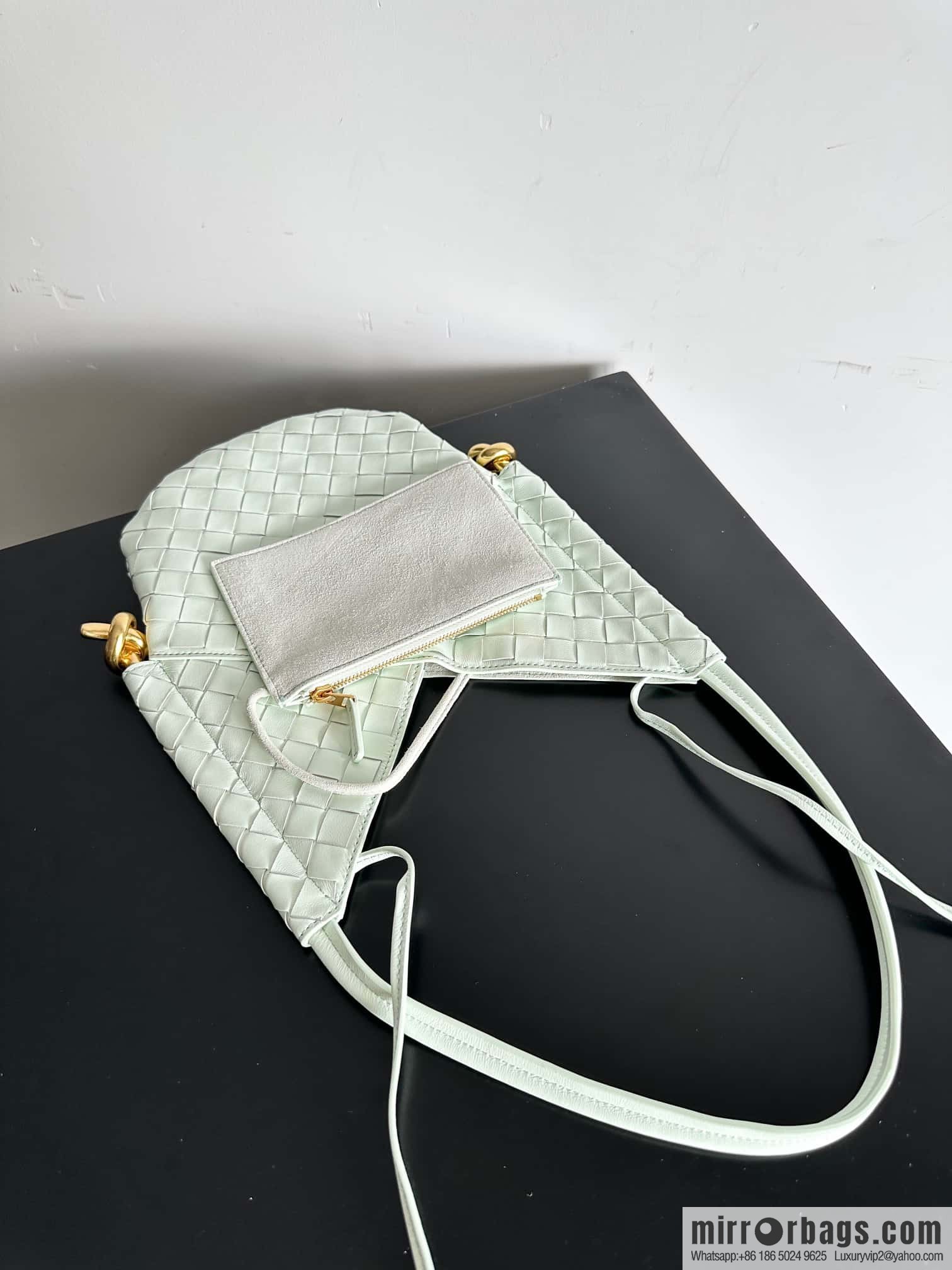 Bottega Veneta, Yang Mi's latest bag type of the same Solstice Shoulder Ba, model number: 740898 small ice blue.