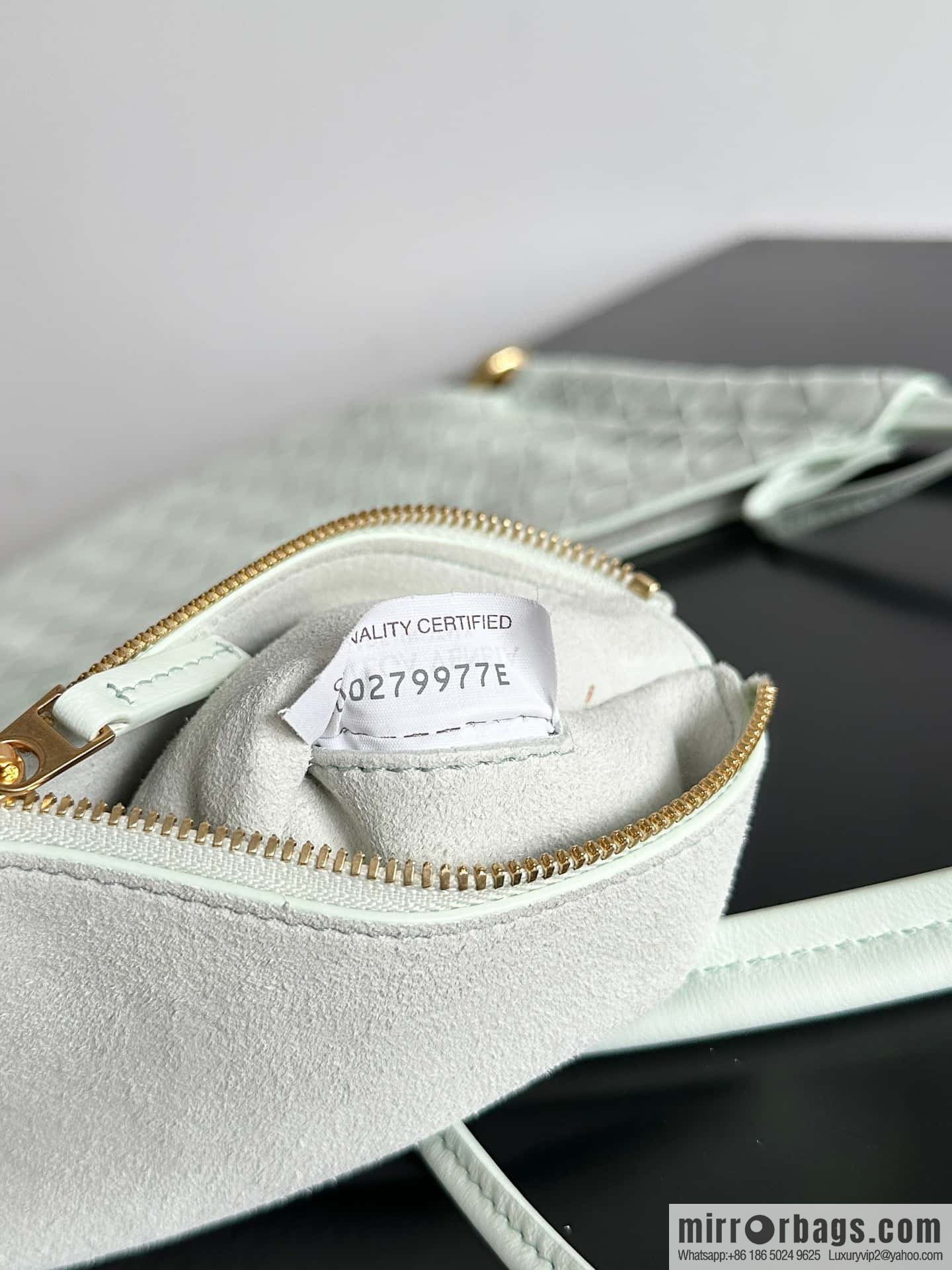 Bottega Veneta, Yang Mi's latest bag type of the same Solstice Shoulder Ba, model number: 740898 small ice blue.