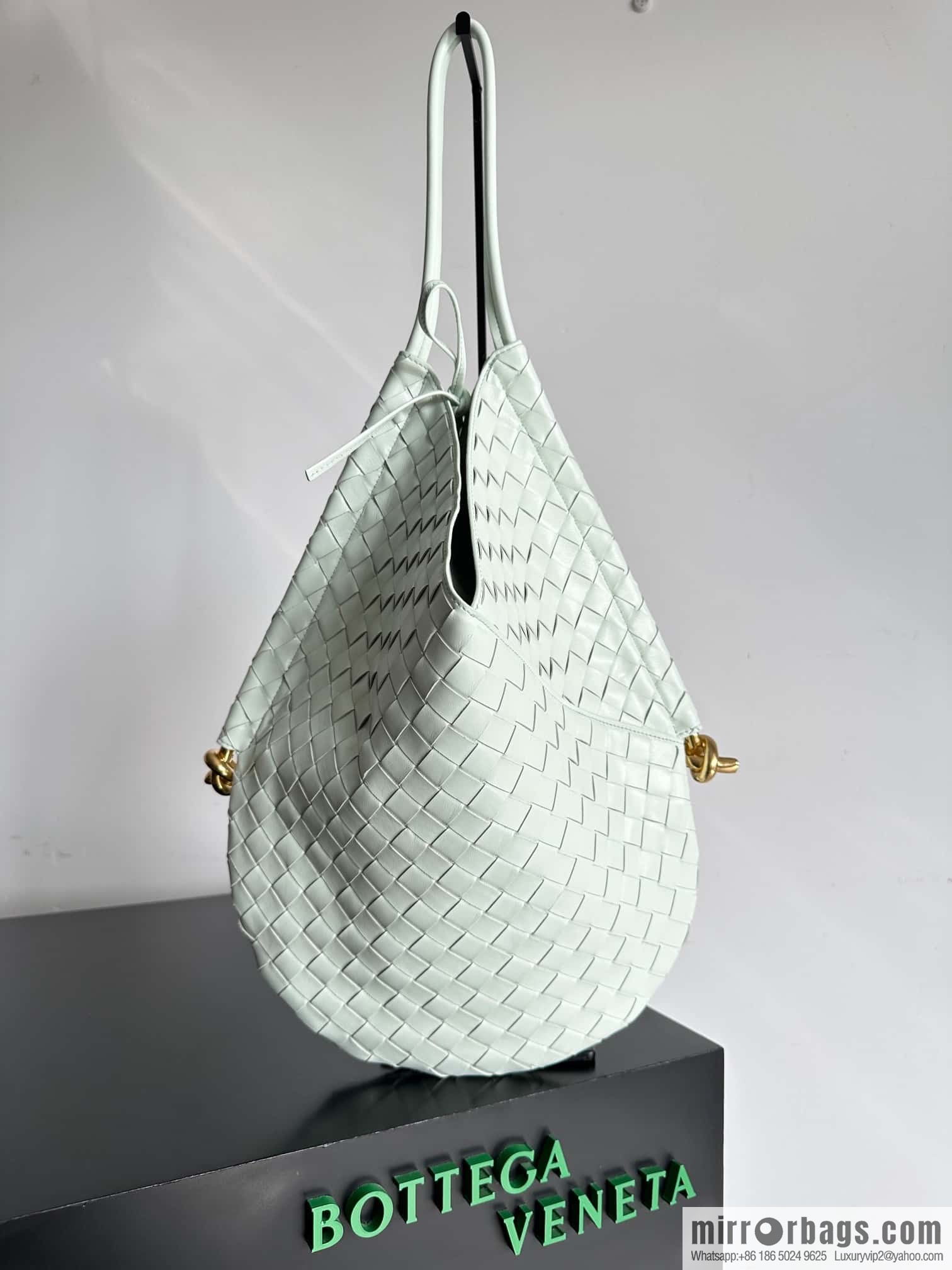 Bottega Veneta, Yang Mi's latest bag type of the same Solstice Shoulder Ba, model number: 740990 large ice blue.