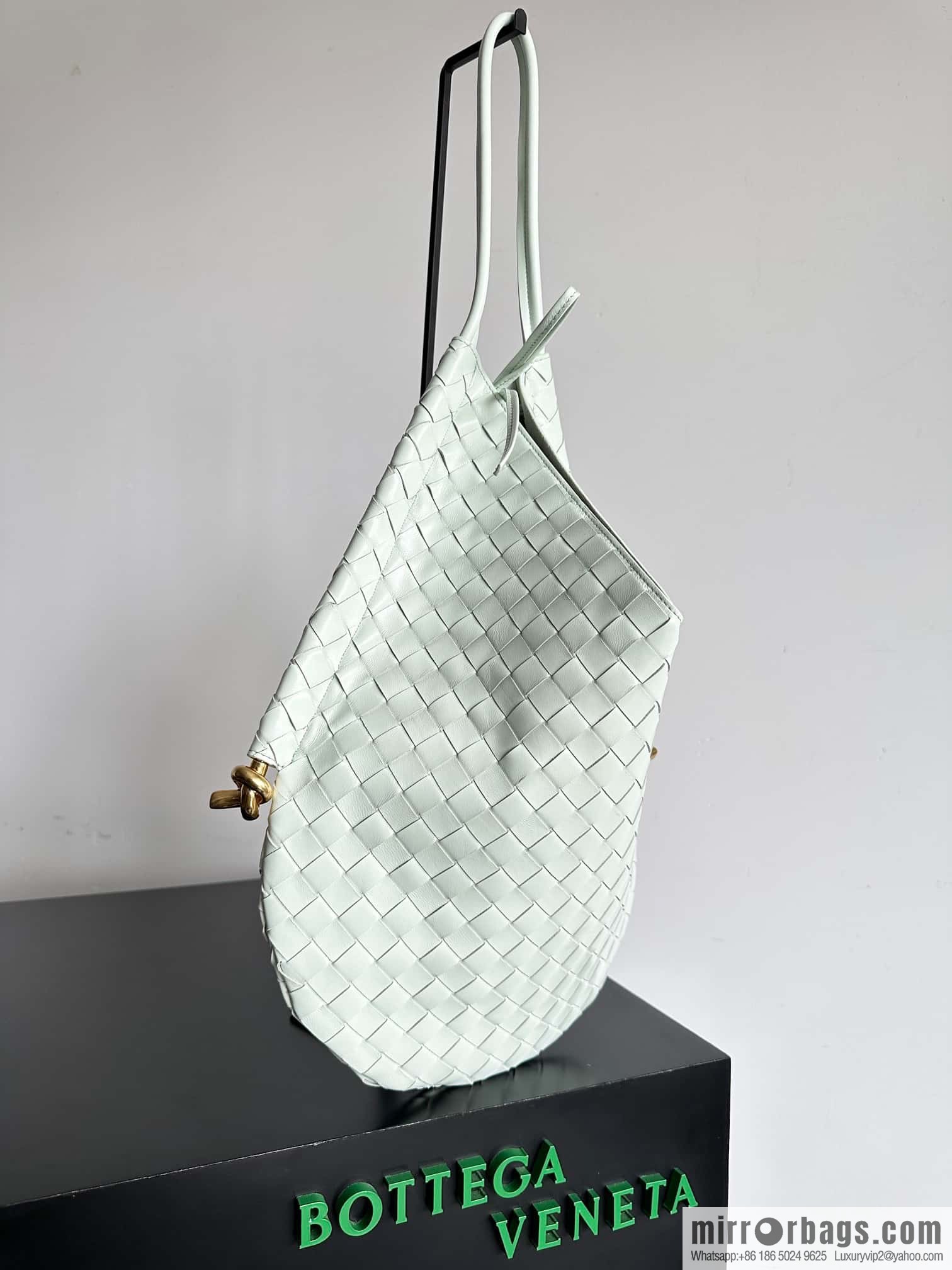 Bottega Veneta, Yang Mi's latest bag type of the same Solstice Shoulder Ba, model number: 740990 large ice blue.