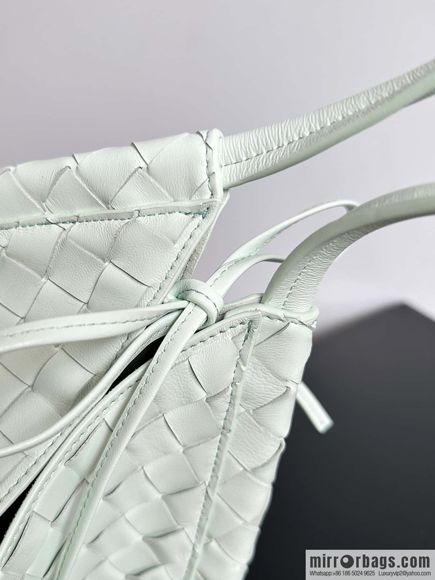 Bottega Veneta, Yang Mi's latest bag type of the same Solstice Shoulder Ba, model number: 740990 large ice blue.