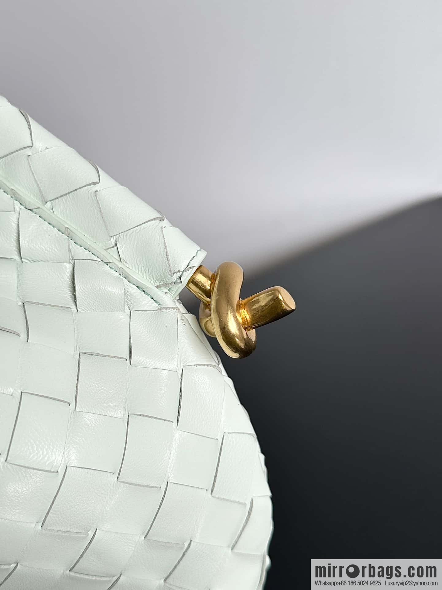 Bottega Veneta, Yang Mi's latest bag type of the same Solstice Shoulder Ba, model number: 740990 large ice blue.