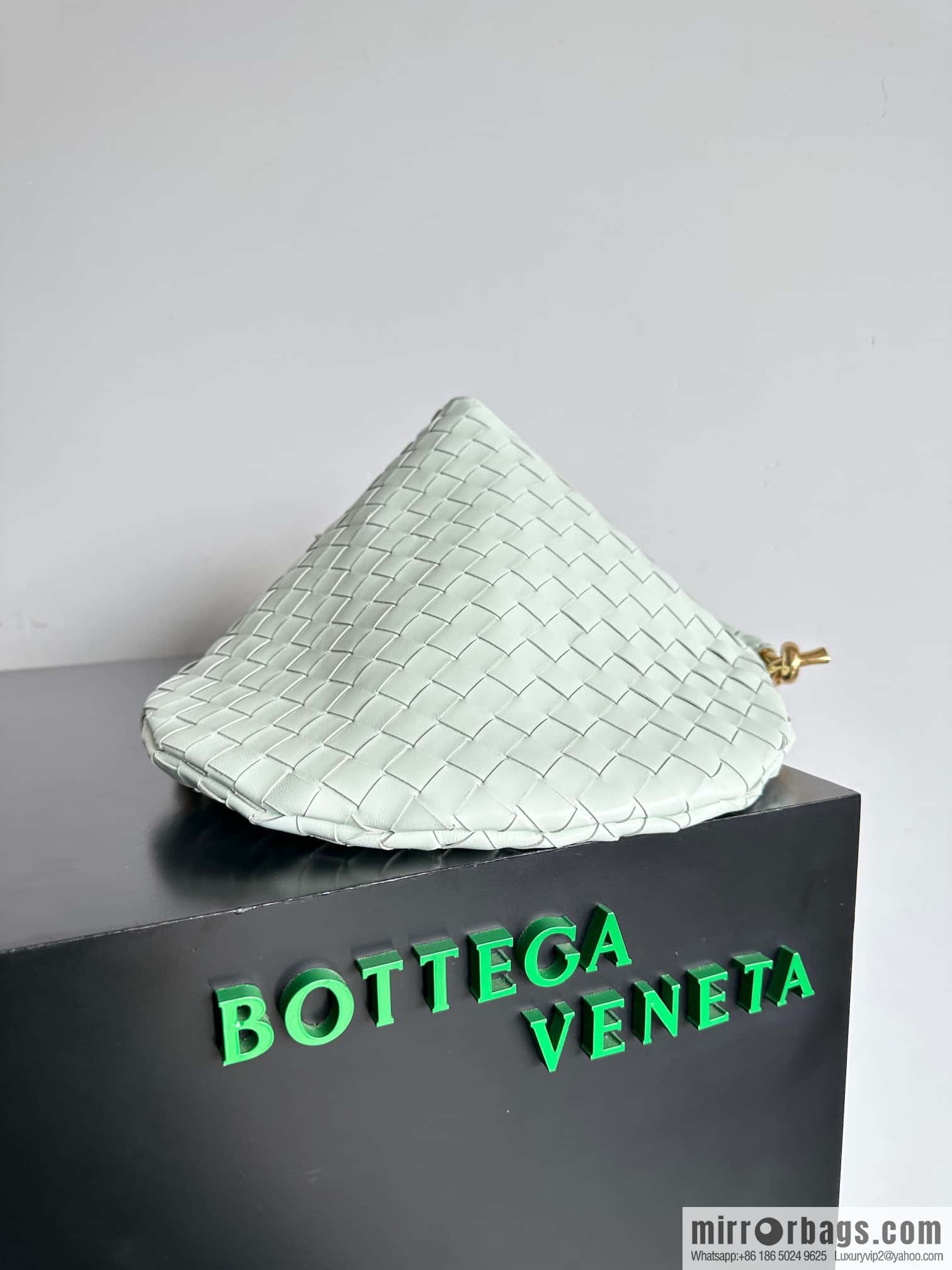 Bottega Veneta, Yang Mi's latest bag type of the same Solstice Shoulder Ba, model number: 740990 large ice blue.