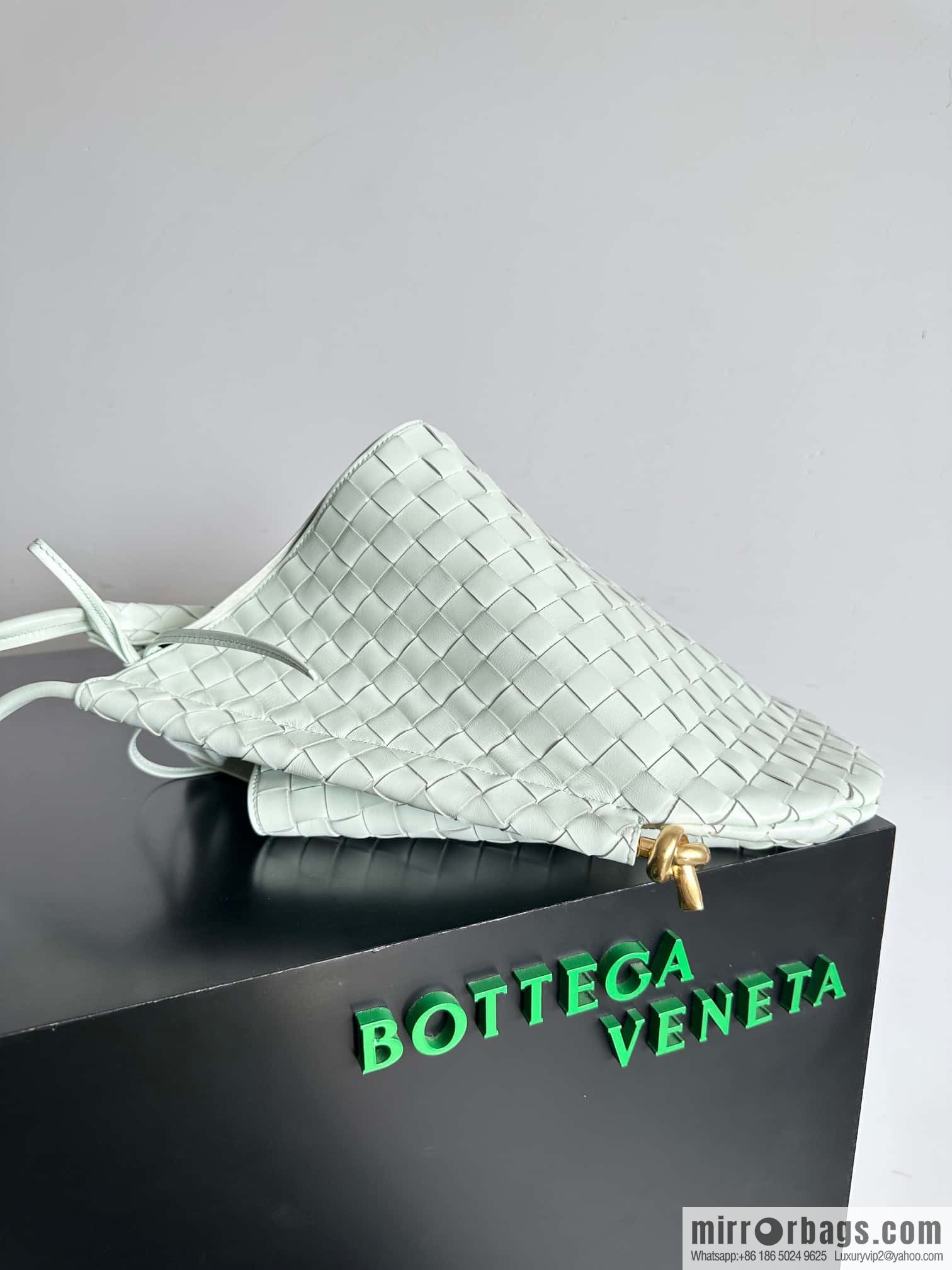 Bottega Veneta, Yang Mi's latest bag type of the same Solstice Shoulder Ba, model number: 740990 large ice blue.