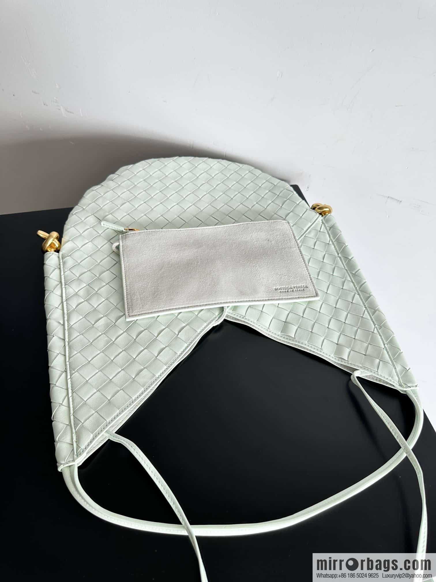 Bottega Veneta, Yang Mi's latest bag type of the same Solstice Shoulder Ba, model number: 740990 large ice blue.