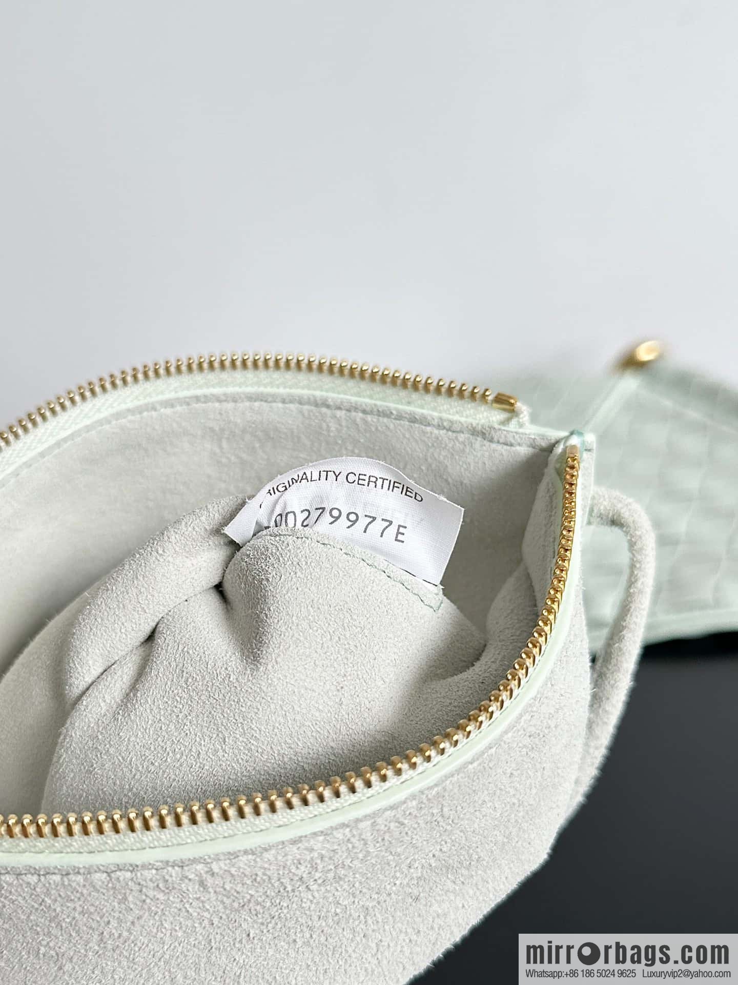 Bottega Veneta, Yang Mi's latest bag type of the same Solstice Shoulder Ba, model number: 740990 large ice blue.