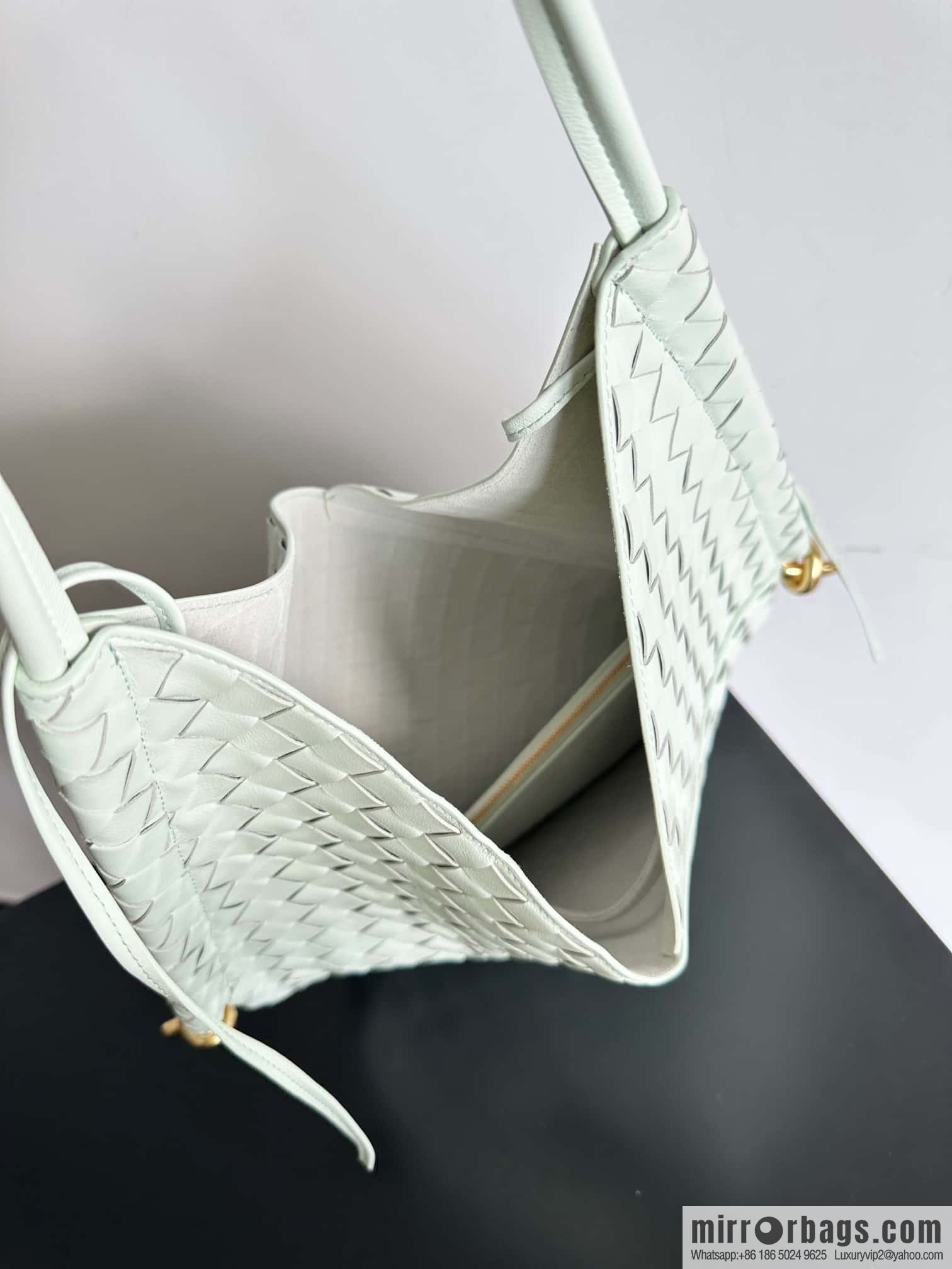 Bottega Veneta, Yang Mi's latest bag type of the same Solstice Shoulder Ba, model number: 740990 large ice blue.