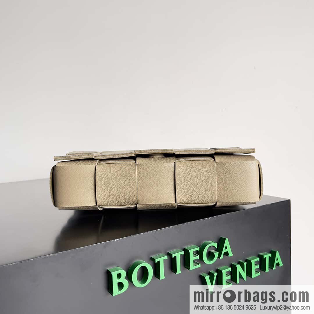 Bottega Veneta CASSETTE 23CM BAG model; 666870 taupe