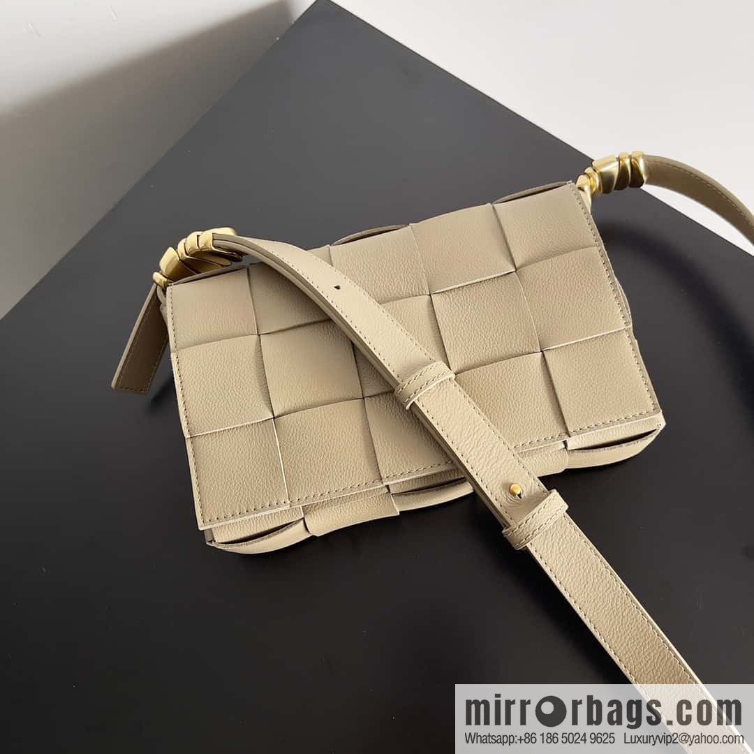 Bottega Veneta CASSETTE 23CM BAG model; 666870 taupe