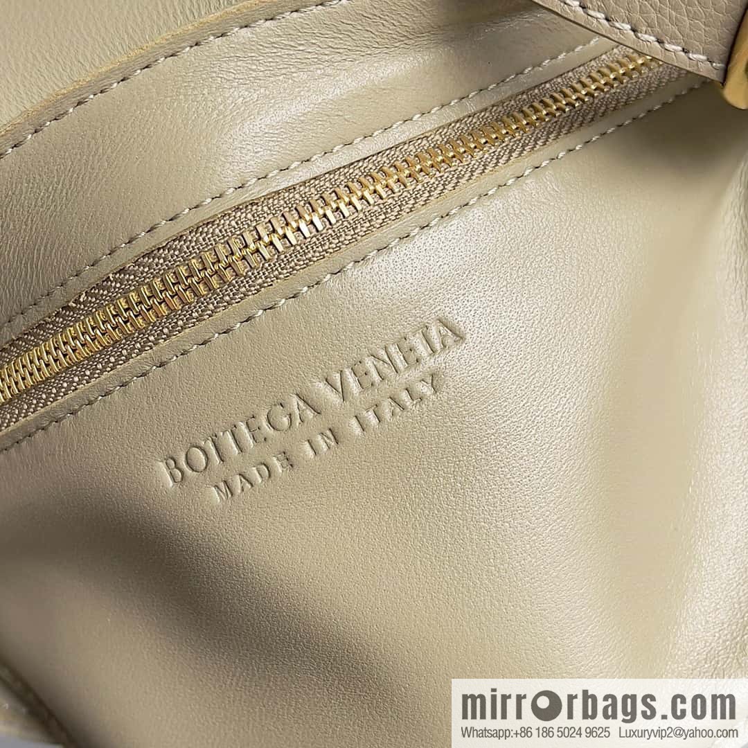 Bottega Veneta CASSETTE 23CM BAG model; 666870 taupe