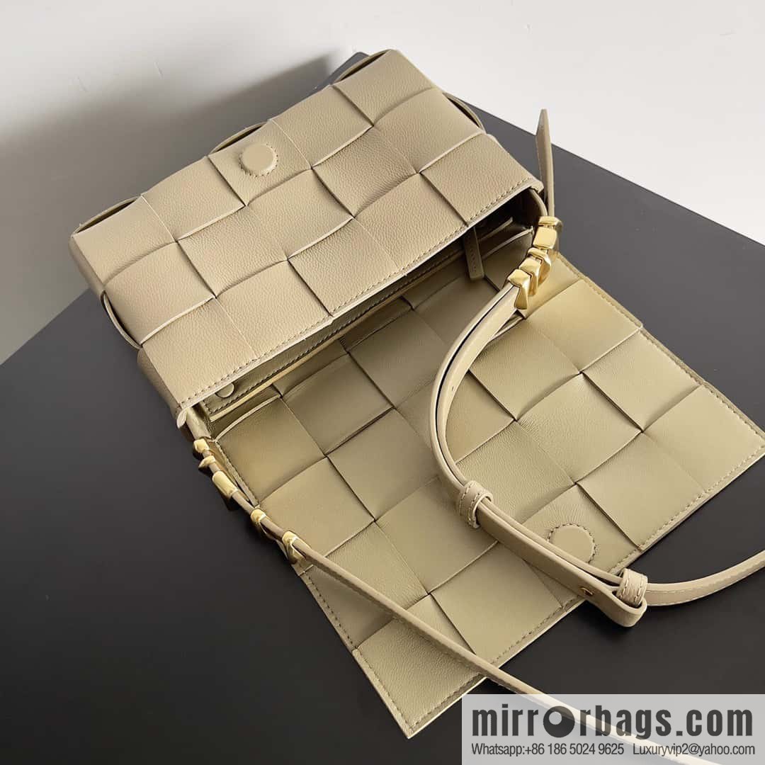 Bottega Veneta CASSETTE 23CM BAG model; 666870 taupe