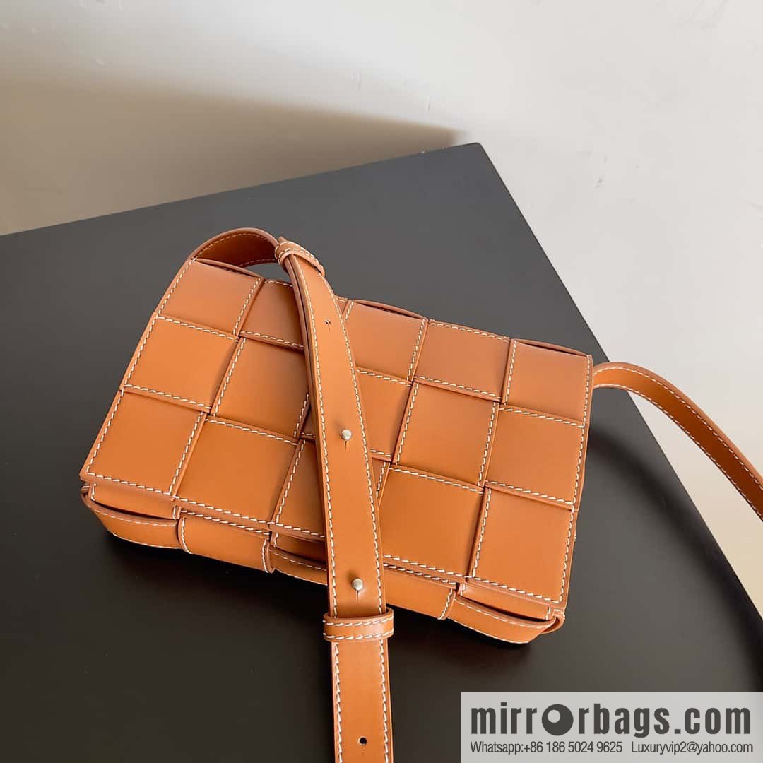 BV Bottega early autumn 2023 series Cassette new line decoration will leather (fabric) handbag, model number: 758105 brown wood color