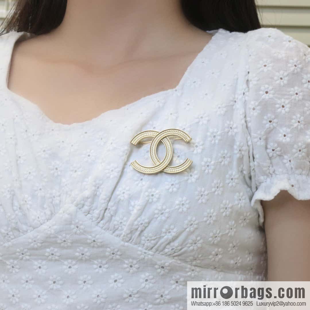 ☀️New ☑️ Chanel Gold Wheat Ear Embossed Texture Double C Brooch ☀️