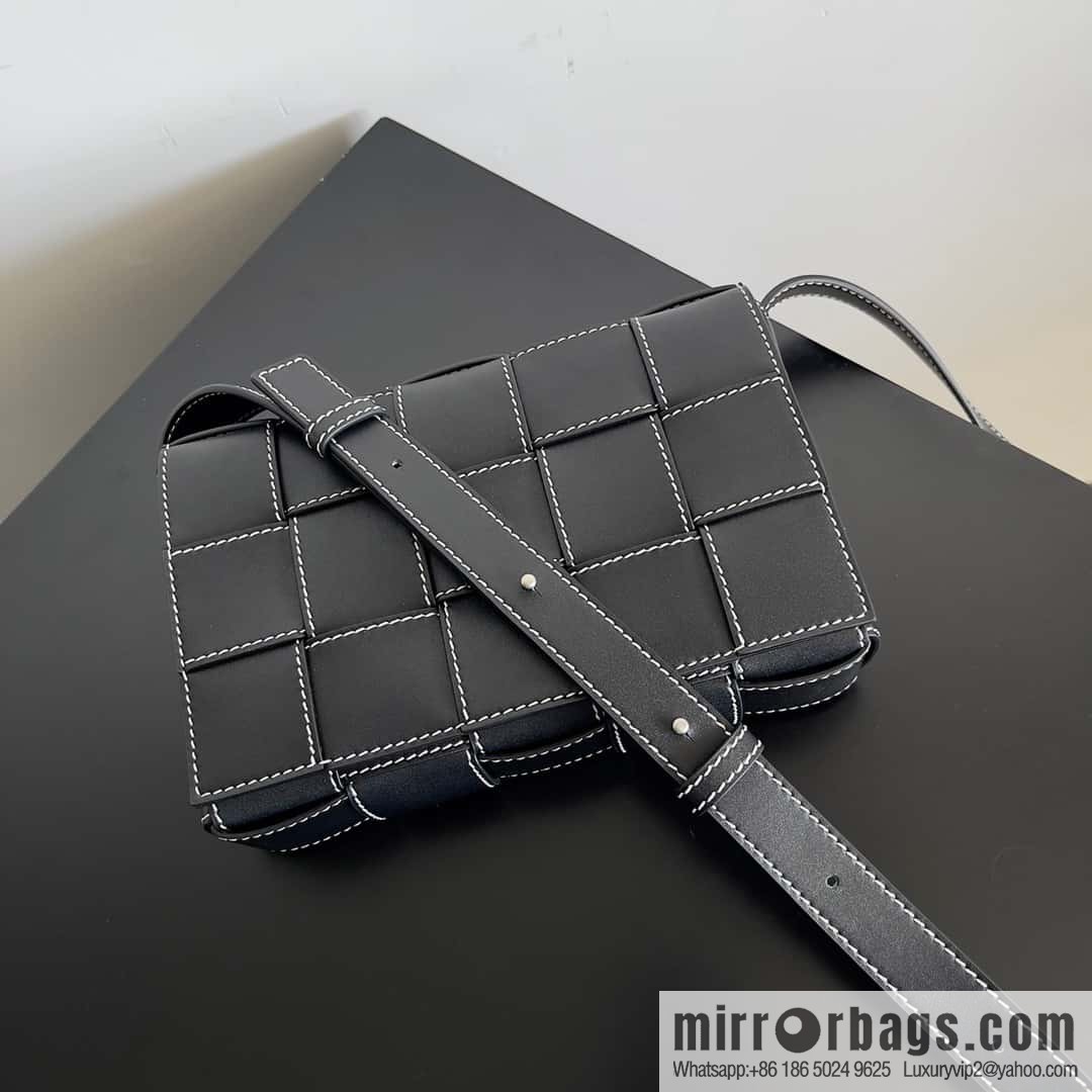BV Bottega early autumn 2023 series Cassette new line decoration will leather (fabric) handbag, model number: 758105 black