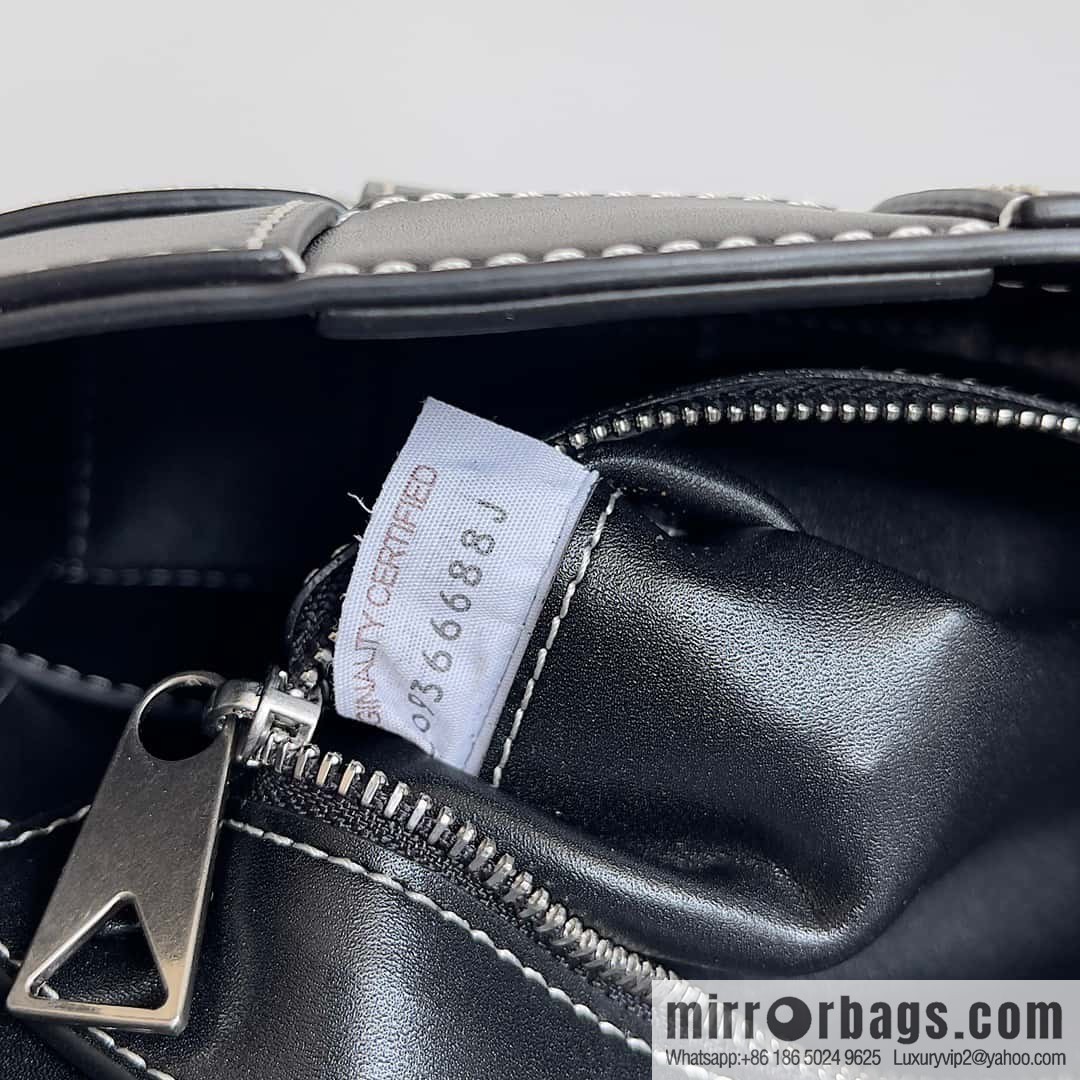 BV Bottega early autumn 2023 series Cassette new line decoration will leather (fabric) handbag, model number: 758105 black