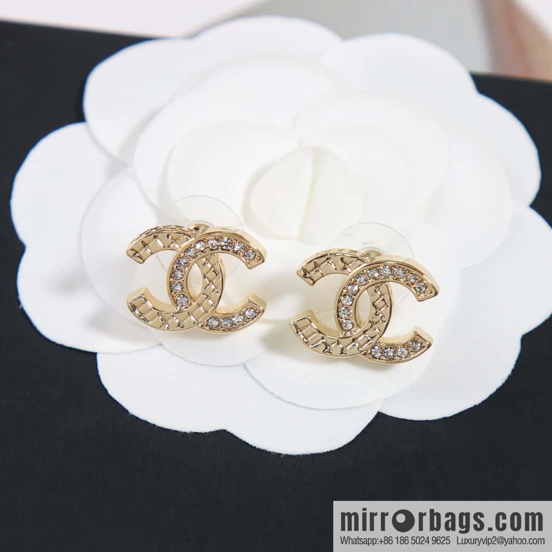 ☀️New ☑️ Chanel c1 double c gold half diamond diamond earrings ☀️
