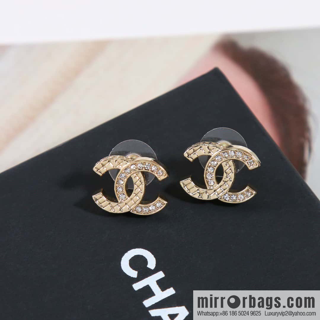 ☀️New ☑️ Chanel c1 double c gold half diamond diamond earrings ☀️