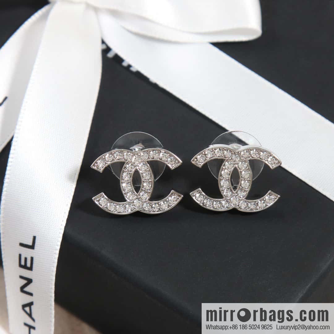 ☀️New ☑️ Chanel c1 double c gold half diamond diamond earrings ☀️