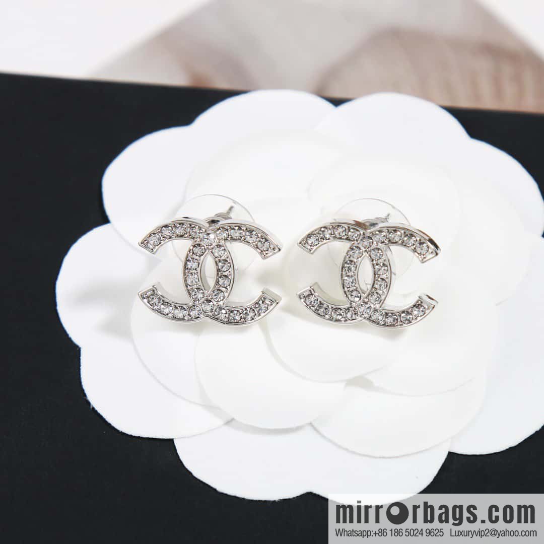 ☀️New ☑️ Chanel c1 double c gold half diamond diamond earrings ☀️