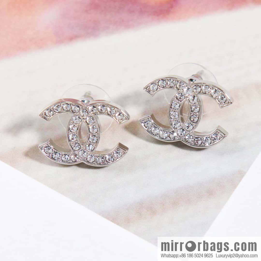 ☀️New ☑️ Chanel c1 double c gold half diamond diamond earrings ☀️