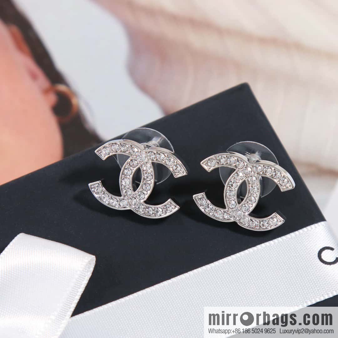 ☀️New ☑️ Chanel c1 double c gold half diamond diamond earrings ☀️