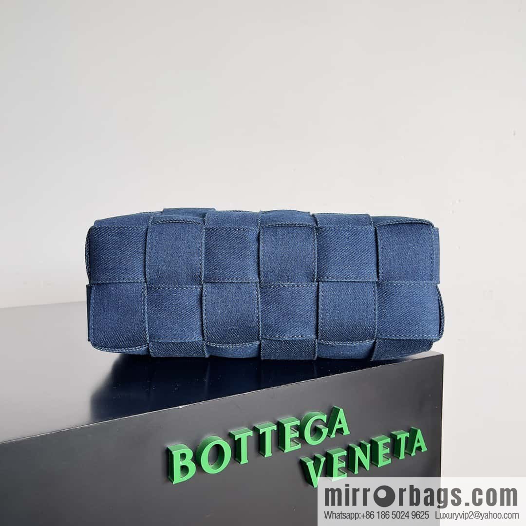 BV W04 cassette armpit bag BV early autumn new, woven tannin denim bag, model number: 709628 denim blue