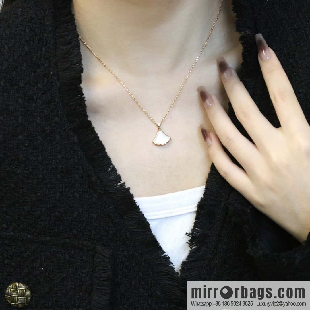 ☀BVLGARI DIVAS'DREAM White Fritillary Fan Necklace  ☀️