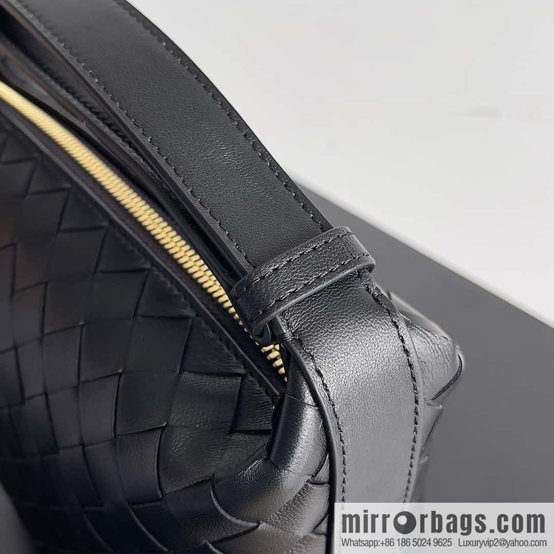 BvWallace Shoulder Bento Bag Model 754443 intrecciato bag black