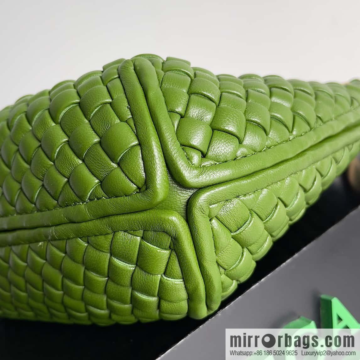 BV early spring new Clicker circular arc bag lamb woven leather, model number: 730968 green pepper green