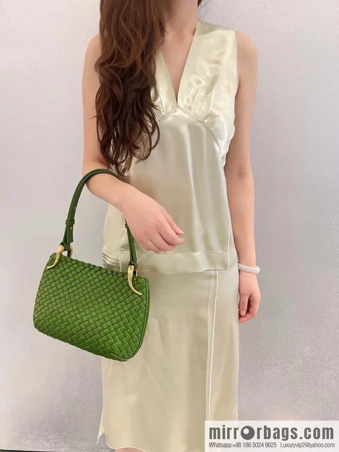 BV early spring new Clicker circular arc bag lamb woven leather, model number: 730968 green pepper green