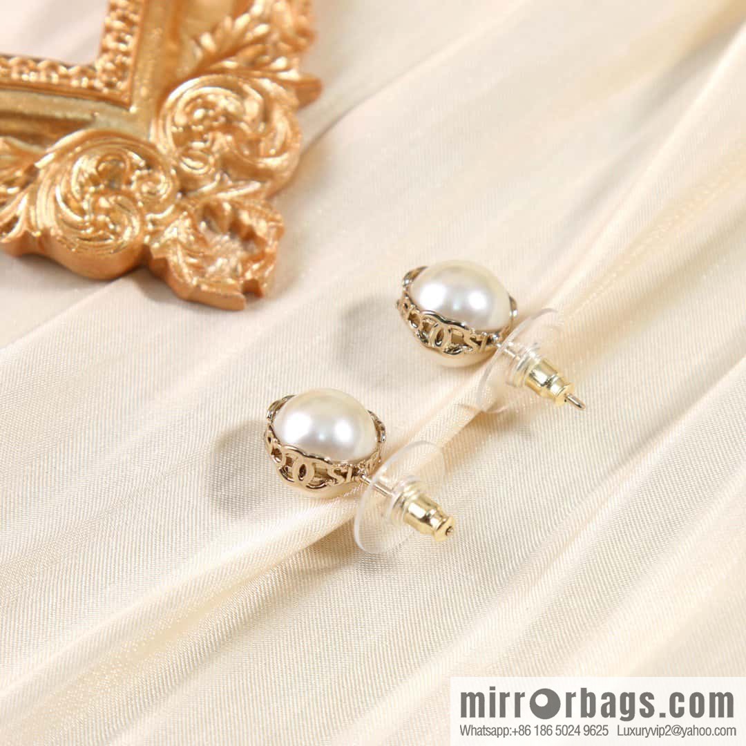 ☀️New ☑️ Chanel Double C Mini Pearl Letter Earrings