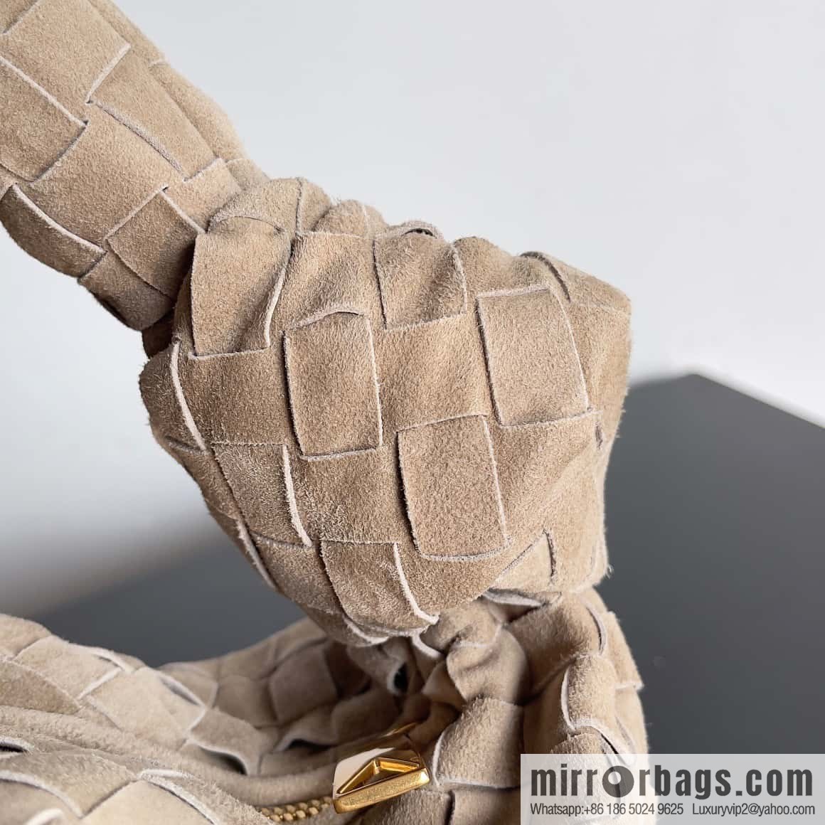 Bv2022 new product, Yangjin medium Jodie woven suede knotted round hobo bag, model number: 690225 Yangjin taupe.