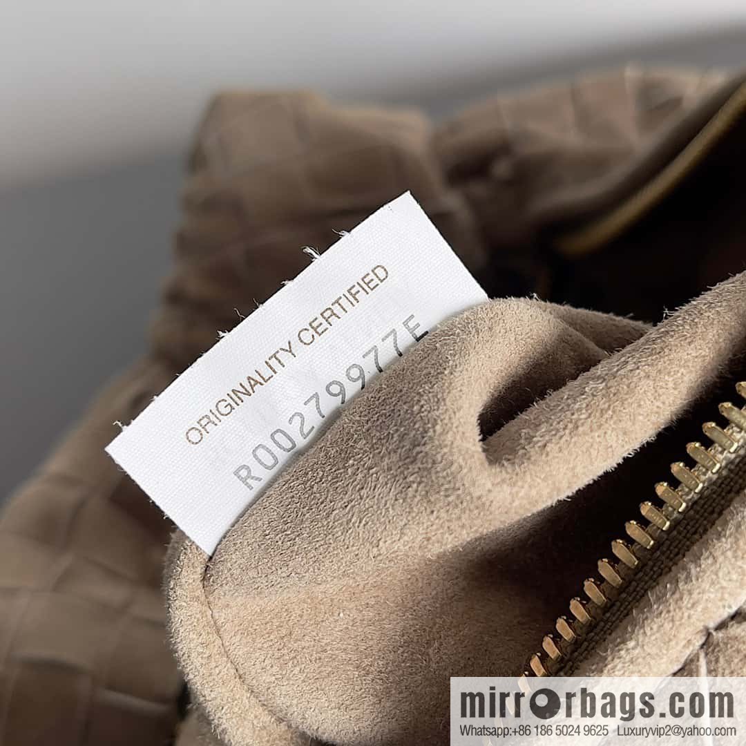 Bv2022 new product, Yangjin medium Jodie woven suede knotted round hobo bag, model number: 690225 Yangjin taupe.