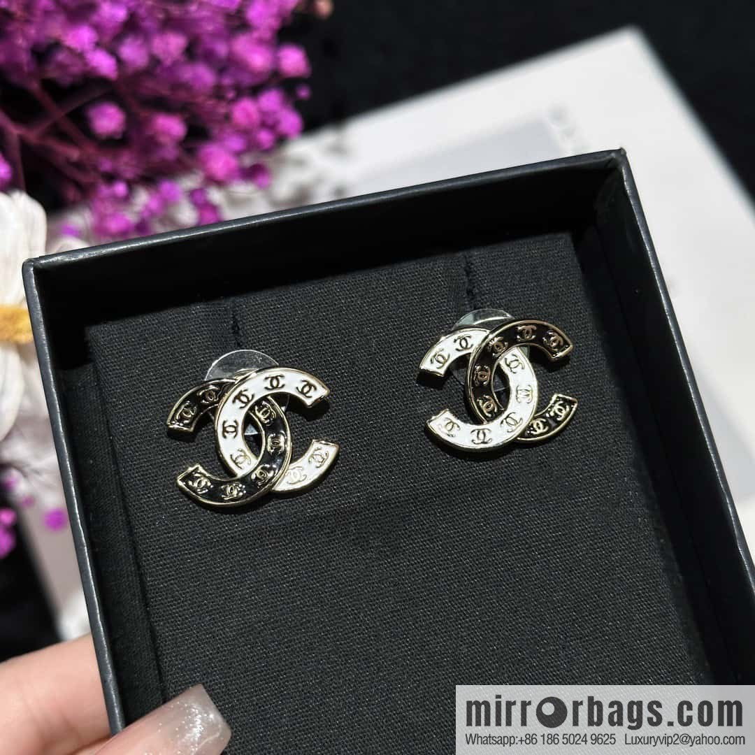 ❗️New ❗️☀️ New ☑️ Chanel c1 double c black and white stud earrings ☀️