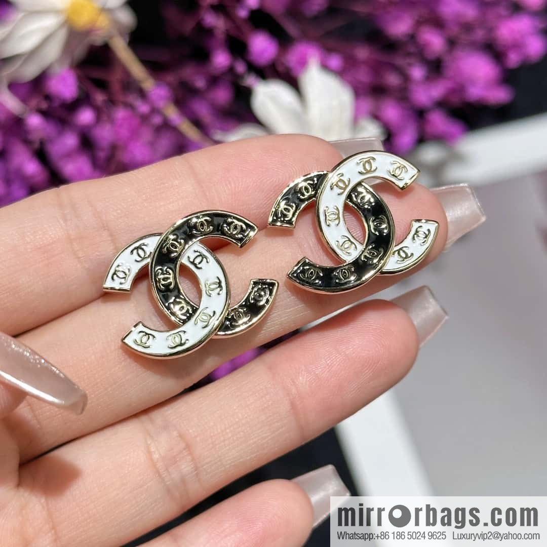 ❗️New ❗️☀️ New ☑️ Chanel c1 double c black and white stud earrings ☀️