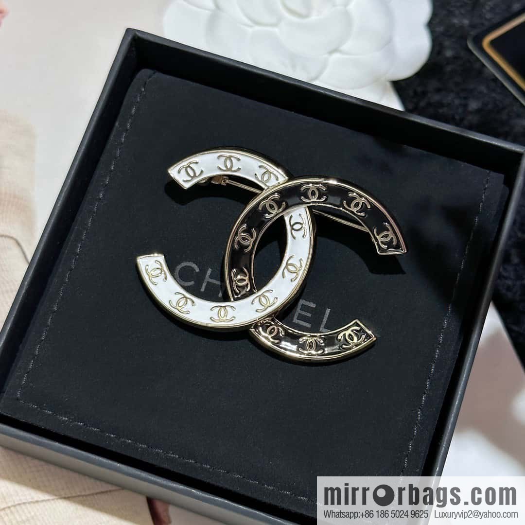 ❗️New ❗️☀️ New ☑️ Chanel black and white double c brooch ☀️
