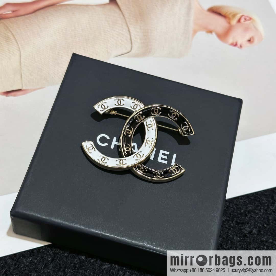 ❗️New ❗️☀️ New ☑️ Chanel black and white double c brooch ☀️