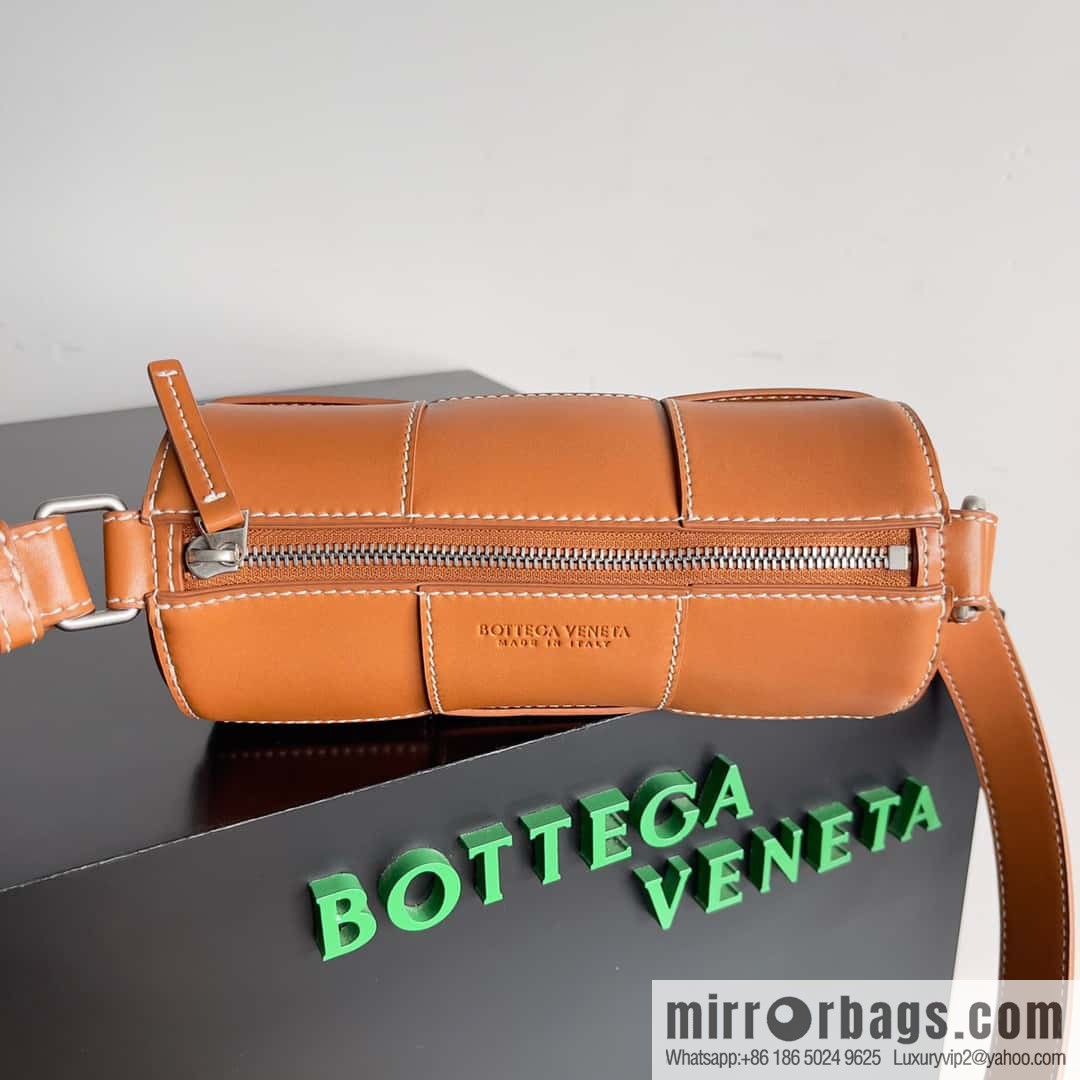 BV Fa Cai bucket, small cylinder bag, Coke bag, model number: 741561.