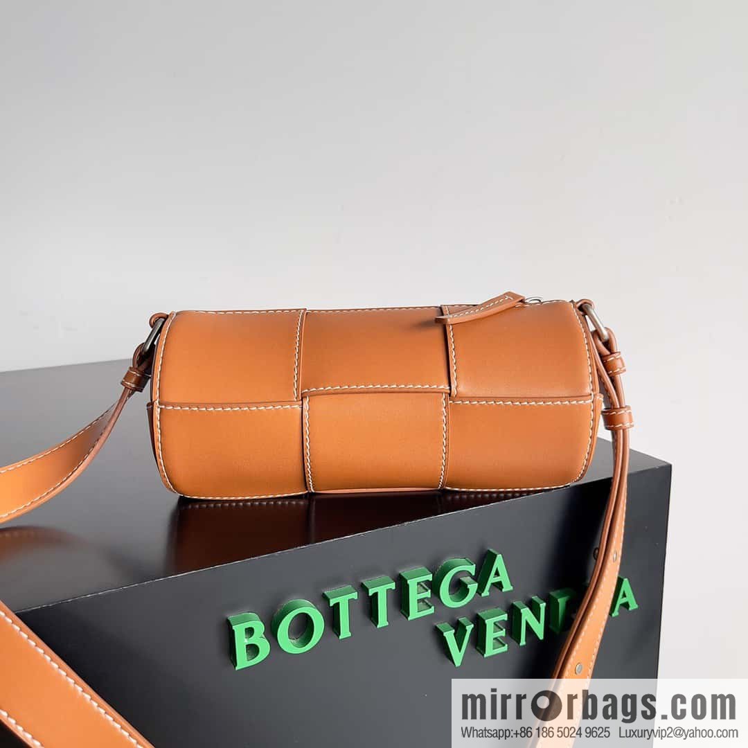 BV Fa Cai bucket, small cylinder bag, Coke bag, model number: 741561.