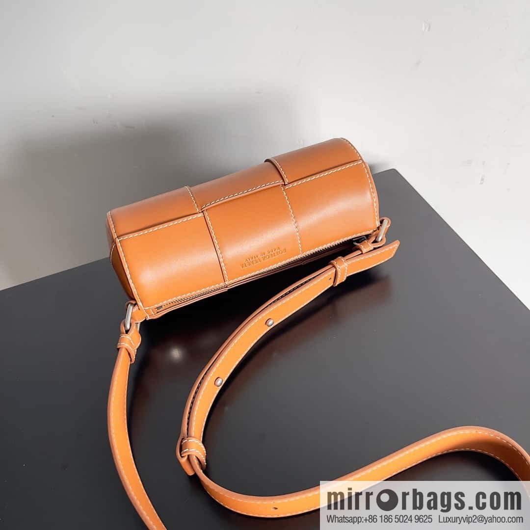 BV Fa Cai bucket, small cylinder bag, Coke bag, model number: 741561.