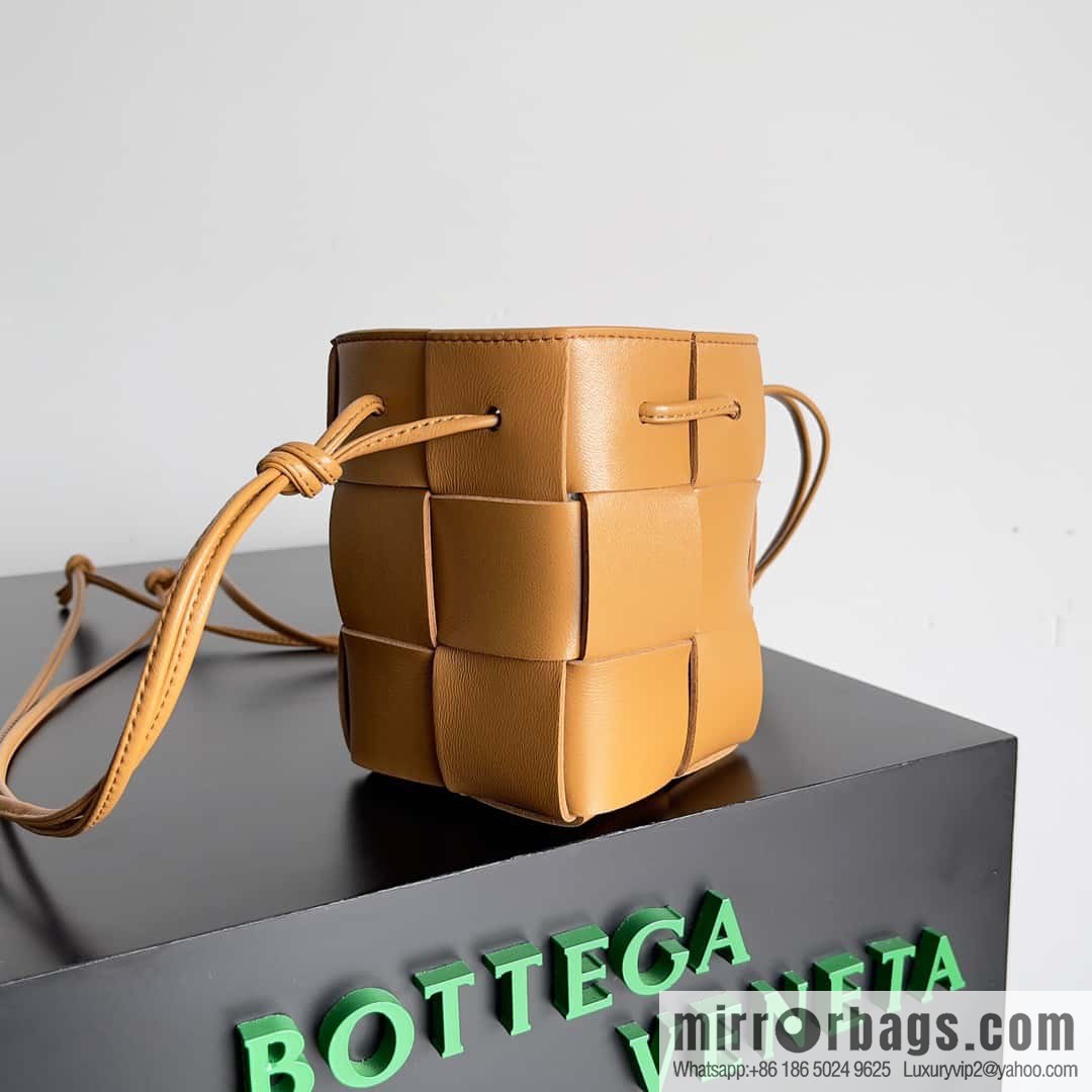 Bottega Veneta CASSETTE 14CM woven bucket bag 680217 light brown