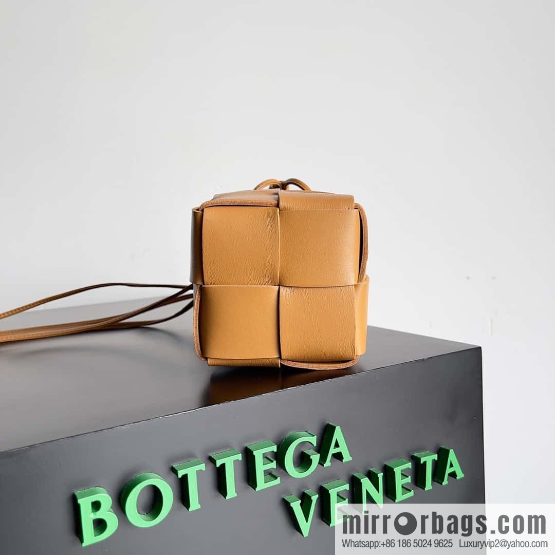 Bottega Veneta CASSETTE 14CM woven bucket bag 680217 light brown