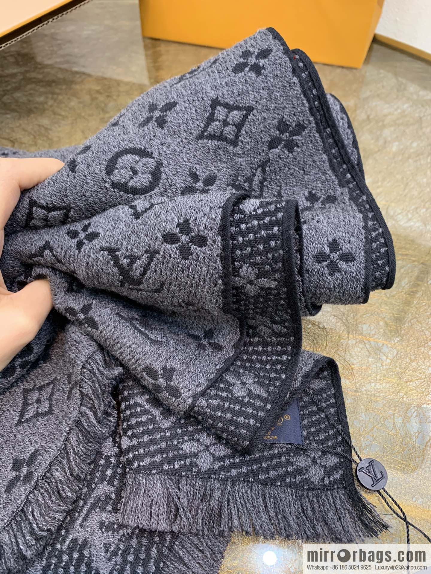 LV Louis Vuitton 100% wool men's wool scarf m78526