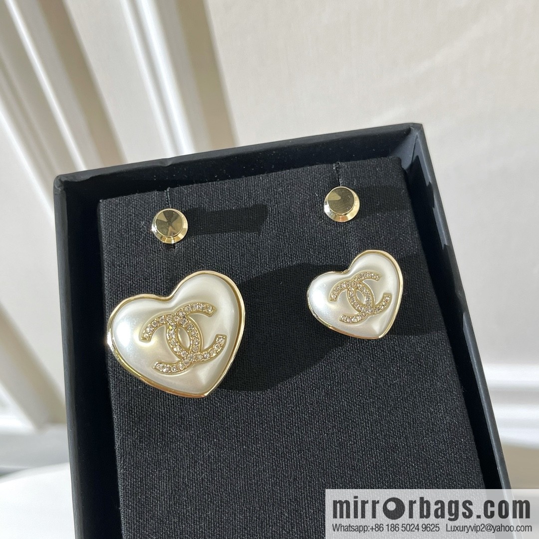 2021 new Chanel double c double peach heart brooch