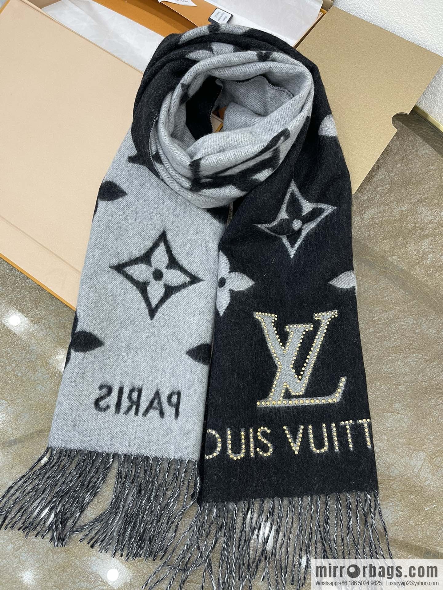 LV Louis Vuitton Rivet Cashmere Scarf Shawl M71588